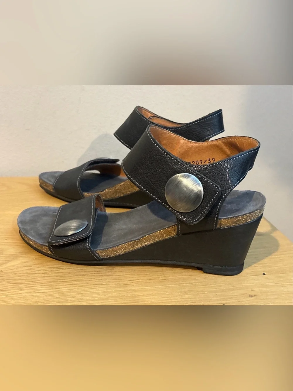 Taos Carousel 2 Leather Wedge Sandal Shoes Ankle Strap Black Size EU 39 US 8.5